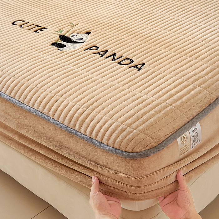 91家纺网 家纺一手货源 找家纺 摩妮卡 2025新款刺绣牛奶绒夹棉床笠床垫保护套三件套 熊猫-咖