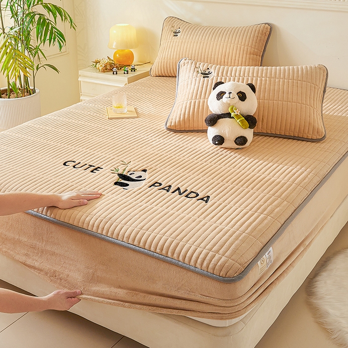 91家纺网 家纺一手货源 找家纺 摩妮卡 2025新款刺绣牛奶绒夹棉床笠床垫保护套三件套 熊猫-咖