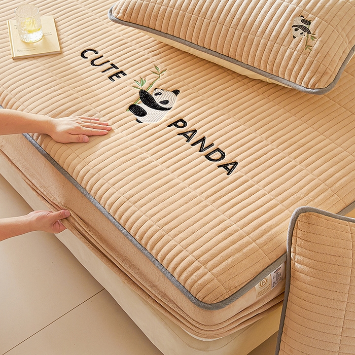 91家纺网 家纺一手货源 找家纺 摩妮卡 2025新款刺绣牛奶绒夹棉床笠床垫保护套三件套 熊猫-咖