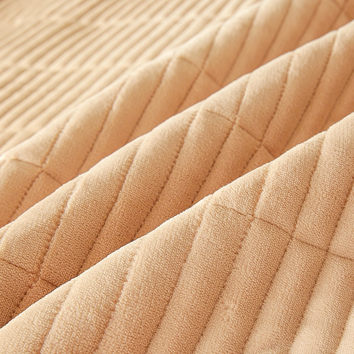 91家纺网 家纺一手货源 找家纺 摩妮卡 2025新款刺绣牛奶绒夹棉床笠床垫保护套三件套 熊猫-咖