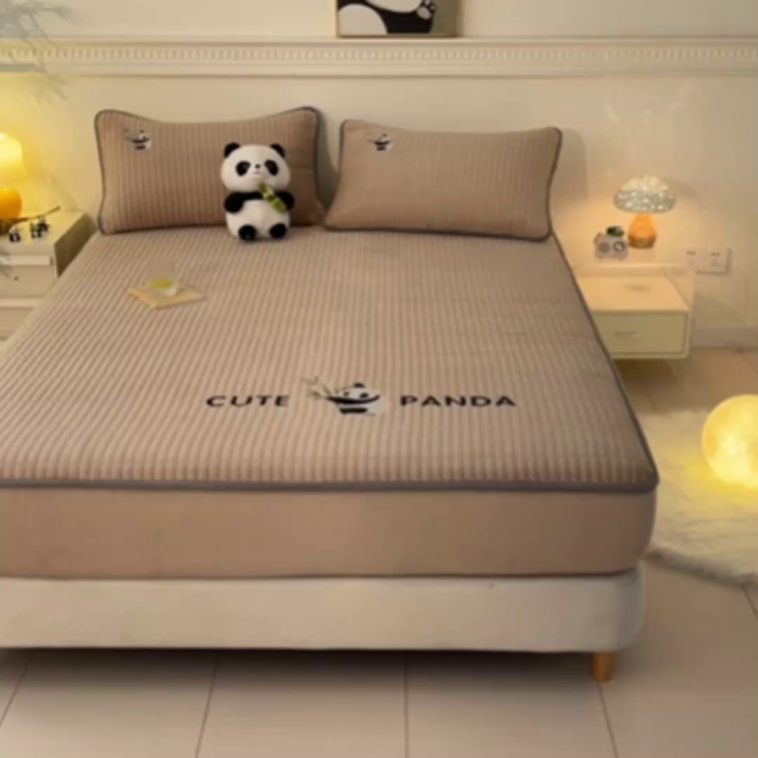 91家纺网 家纺一手货源 找家纺 摩妮卡 2025新款刺绣牛奶绒夹棉床笠床垫保护套三件套 熊猫-咖