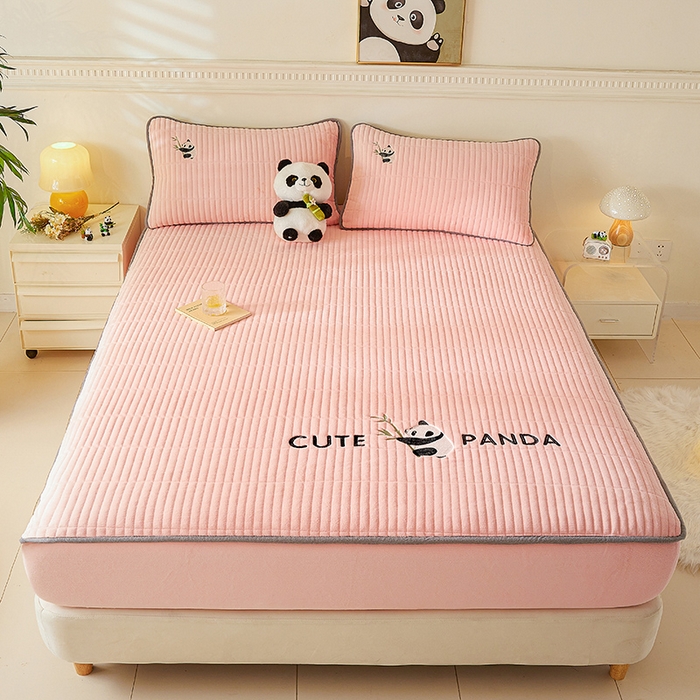 91家纺网 家纺一手货源 找家纺 摩妮卡 2025新款刺绣牛奶绒夹棉床笠床垫保护套三件套 熊猫-粉