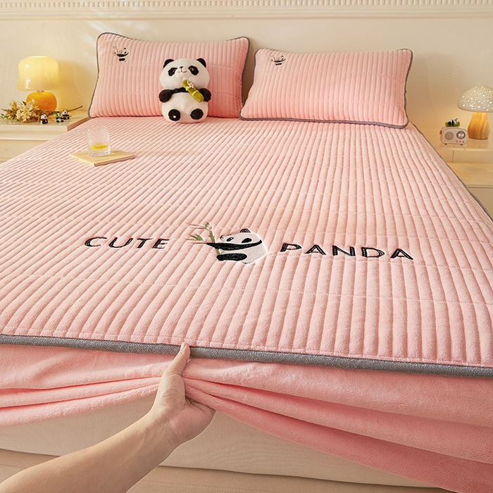 91家纺网 家纺一手货源 找家纺 摩妮卡 2025新款刺绣牛奶绒夹棉床笠床垫保护套三件套 熊猫-粉
