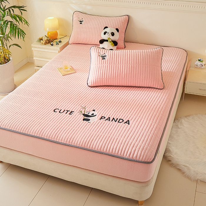 91家纺网 家纺一手货源 找家纺 摩妮卡 2025新款刺绣牛奶绒夹棉床笠床垫保护套三件套 熊猫-粉