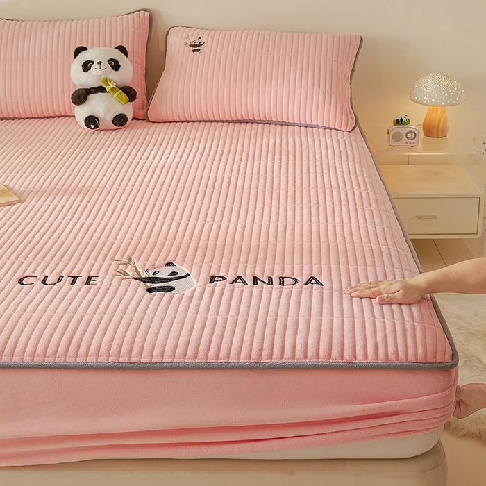 91家纺网 家纺一手货源 找家纺 摩妮卡 2025新款刺绣牛奶绒夹棉床笠床垫保护套三件套 熊猫-粉