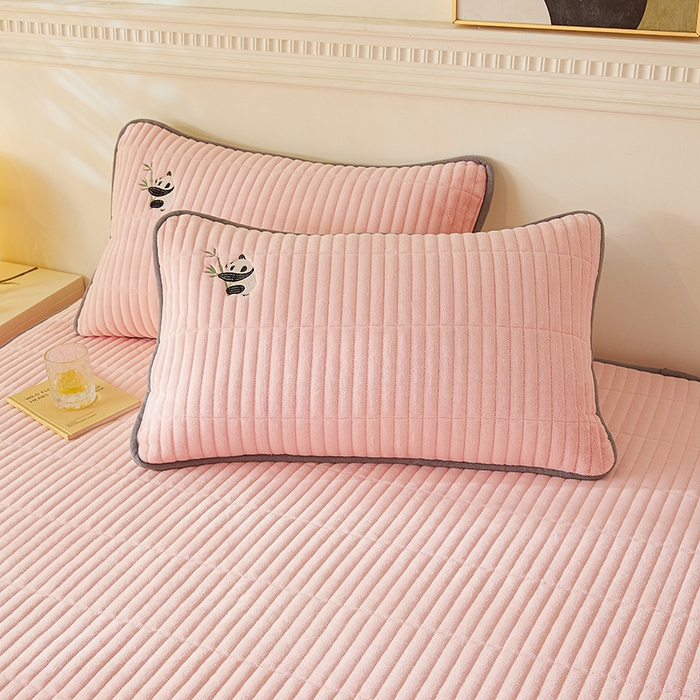 91家纺网 家纺一手货源 找家纺 摩妮卡 2025新款刺绣牛奶绒夹棉床笠床垫保护套三件套 熊猫-粉