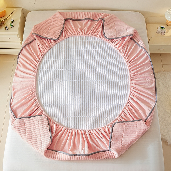 91家纺网 家纺一手货源 找家纺 摩妮卡 2025新款刺绣牛奶绒夹棉床笠床垫保护套三件套 熊猫-粉