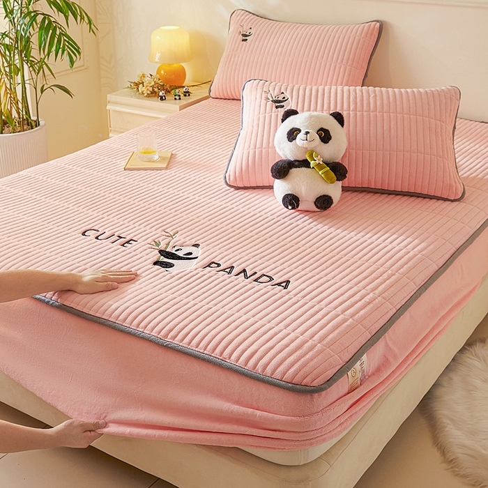 91家纺网 家纺一手货源 找家纺 摩妮卡 2025新款刺绣牛奶绒夹棉床笠床垫保护套三件套 熊猫-粉