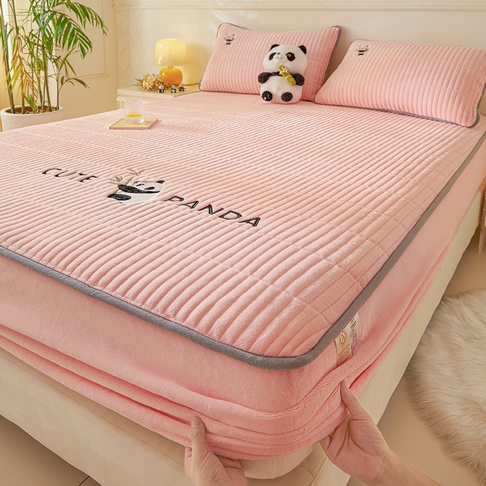 91家纺网 家纺一手货源 找家纺 摩妮卡 2025新款刺绣牛奶绒夹棉床笠床垫保护套三件套 熊猫-粉