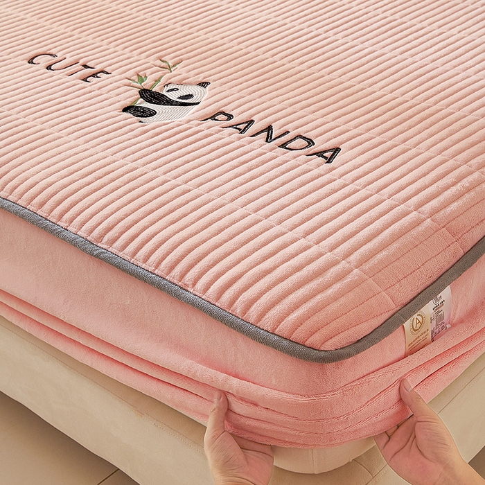 91家纺网 家纺一手货源 找家纺 摩妮卡 2025新款刺绣牛奶绒夹棉床笠床垫保护套三件套 熊猫-粉