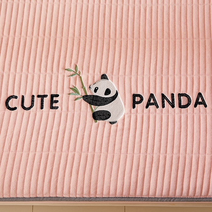 91家纺网 家纺一手货源 找家纺 摩妮卡 2025新款刺绣牛奶绒夹棉床笠床垫保护套三件套 熊猫-粉