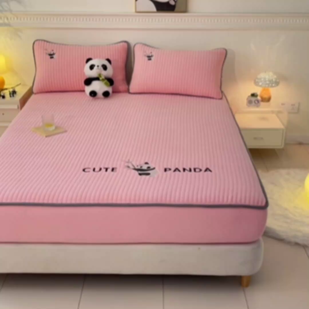 91家纺网 家纺一手货源 找家纺 摩妮卡 2025新款刺绣牛奶绒夹棉床笠床垫保护套三件套 熊猫-粉