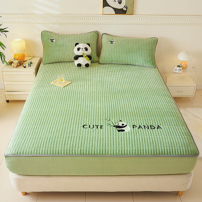 91家纺网 家纺一手货源 找家纺 摩妮卡 2025新款刺绣牛奶绒夹棉床笠床垫保护套三件套 熊猫-绿