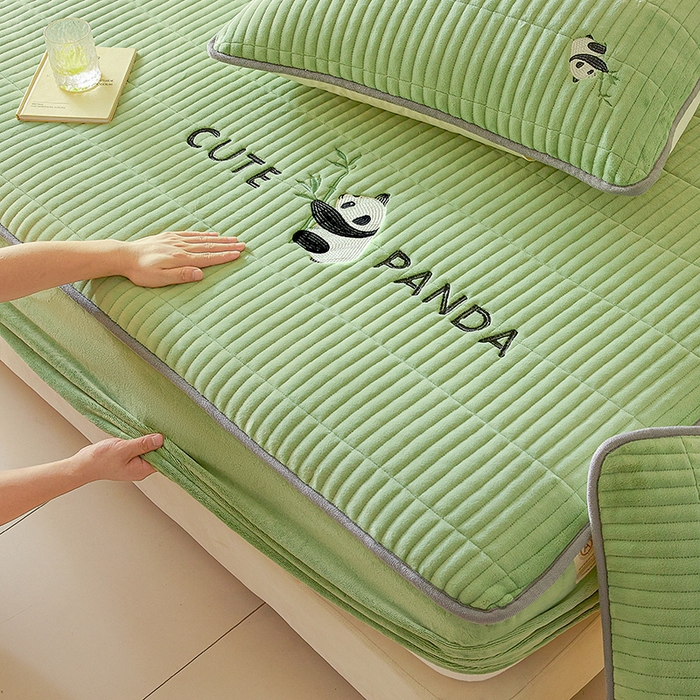 91家纺网 家纺一手货源 找家纺 摩妮卡 2025新款刺绣牛奶绒夹棉床笠床垫保护套三件套 熊猫-绿