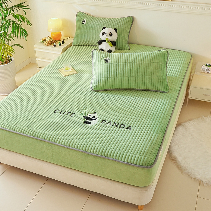 91家纺网 家纺一手货源 找家纺 摩妮卡 2025新款刺绣牛奶绒夹棉床笠床垫保护套三件套 熊猫-绿