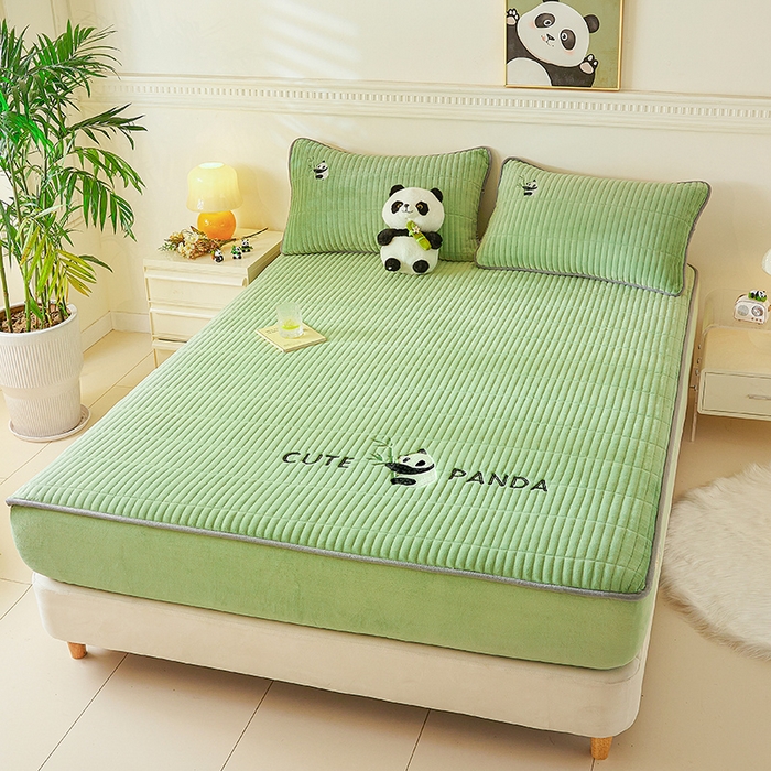 91家纺网 家纺一手货源 找家纺 摩妮卡 2025新款刺绣牛奶绒夹棉床笠床垫保护套三件套 熊猫-绿