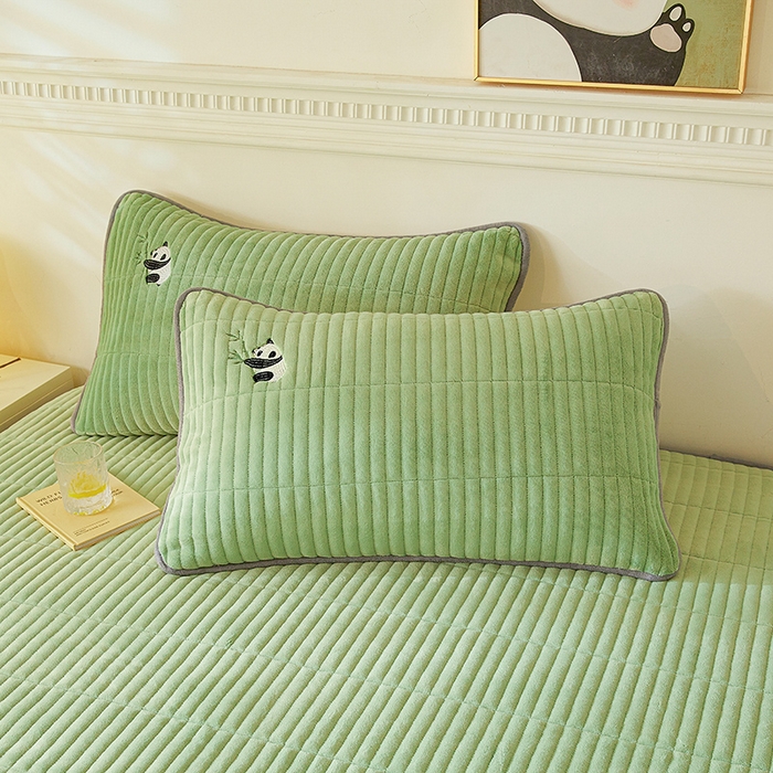 91家纺网 家纺一手货源 找家纺 摩妮卡 2025新款刺绣牛奶绒夹棉床笠床垫保护套三件套 熊猫-绿