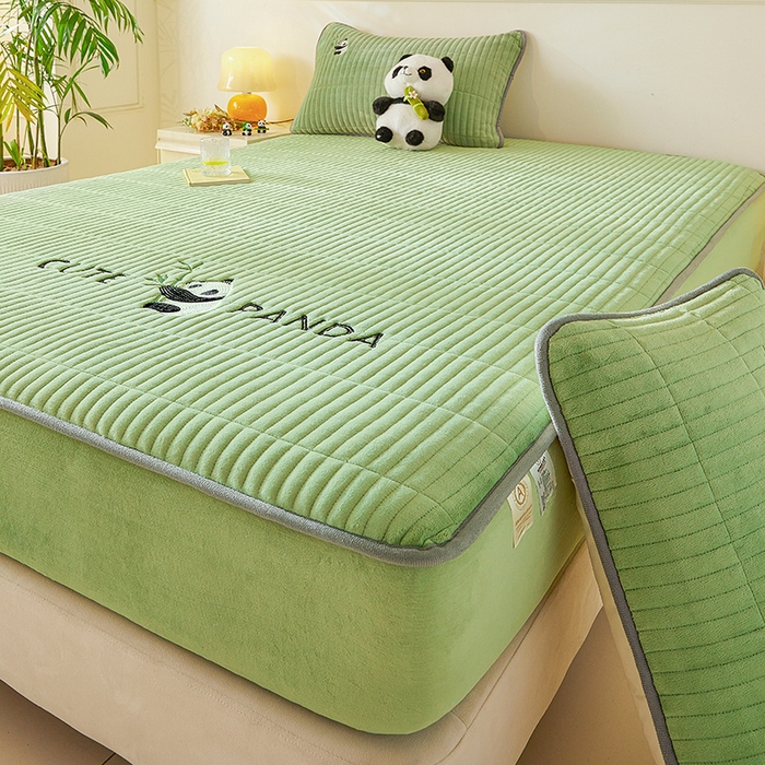 91家纺网 家纺一手货源 找家纺 摩妮卡 2025新款刺绣牛奶绒夹棉床笠床垫保护套三件套 熊猫-绿