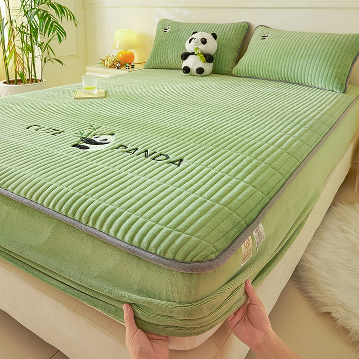 91家纺网 家纺一手货源 找家纺 摩妮卡 2025新款刺绣牛奶绒夹棉床笠床垫保护套三件套 熊猫-绿