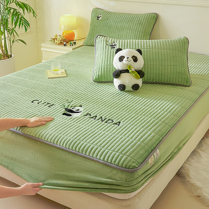 91家纺网 家纺一手货源 找家纺 摩妮卡 2025新款刺绣牛奶绒夹棉床笠床垫保护套三件套 熊猫-绿