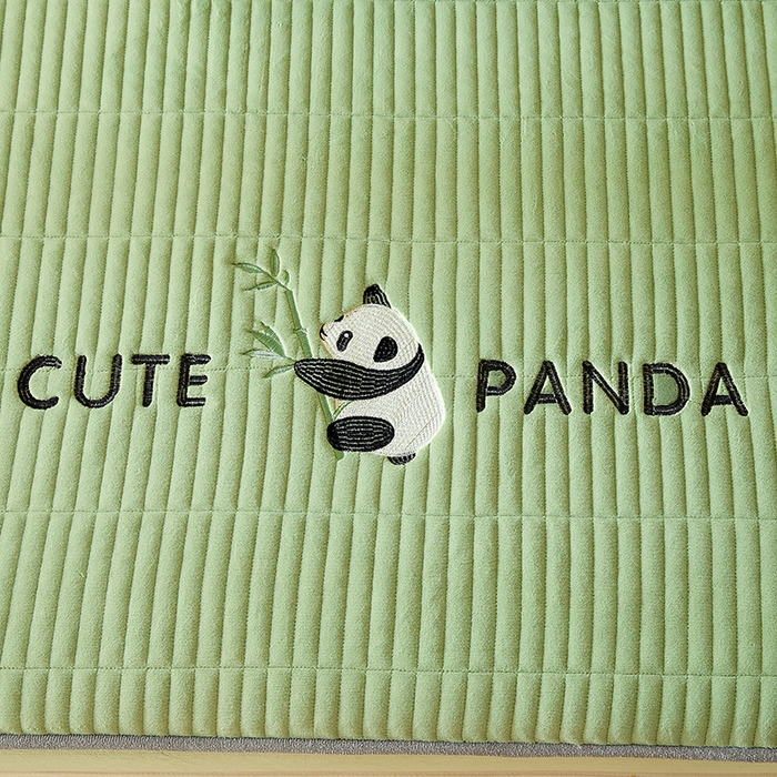 91家纺网 家纺一手货源 找家纺 摩妮卡 2025新款刺绣牛奶绒夹棉床笠床垫保护套三件套 熊猫-绿