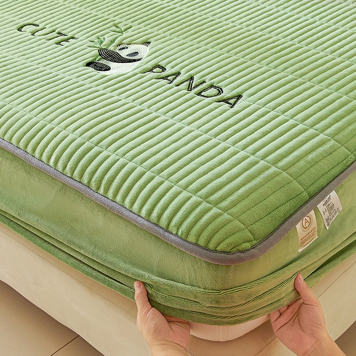 91家纺网 家纺一手货源 找家纺 摩妮卡 2025新款刺绣牛奶绒夹棉床笠床垫保护套三件套 熊猫-绿