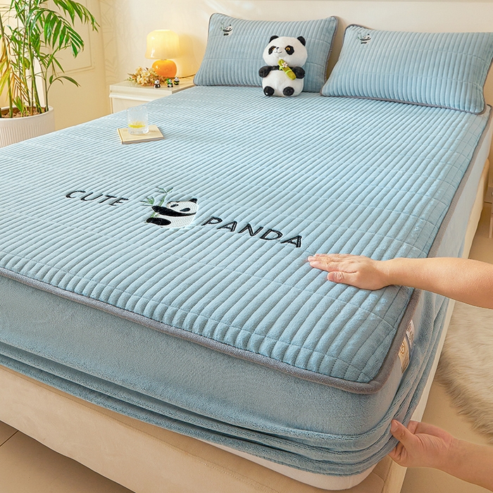 摩妮卡 2025新款刺绣牛奶绒夹棉床笠床垫保护套三件套 熊猫-蓝