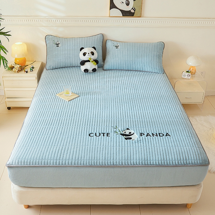 91家纺网 家纺一手货源 找家纺 摩妮卡 2025新款刺绣牛奶绒夹棉床笠床垫保护套三件套 熊猫-蓝