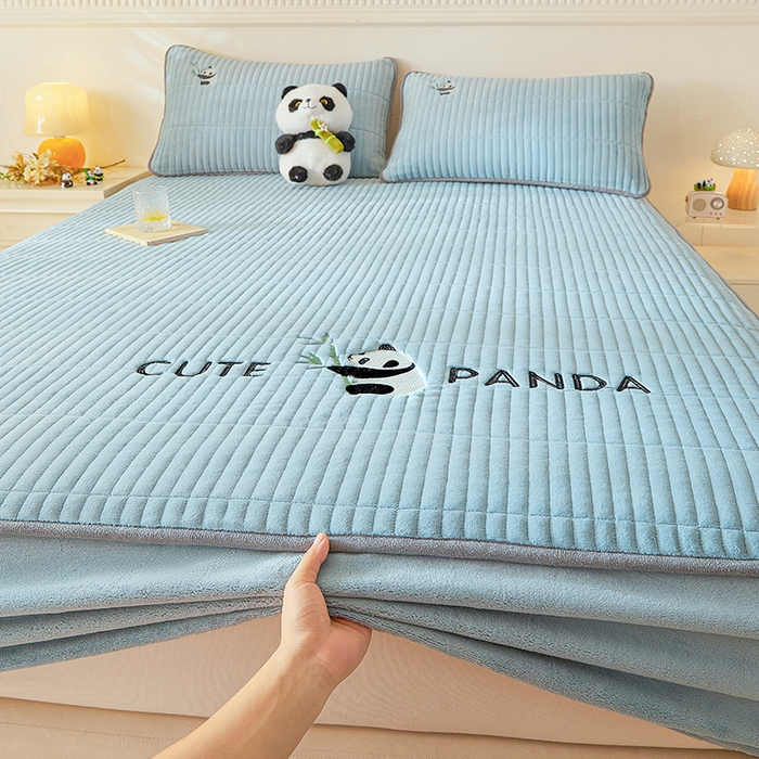 91家纺网 家纺一手货源 找家纺 摩妮卡 2025新款刺绣牛奶绒夹棉床笠床垫保护套三件套 熊猫-蓝