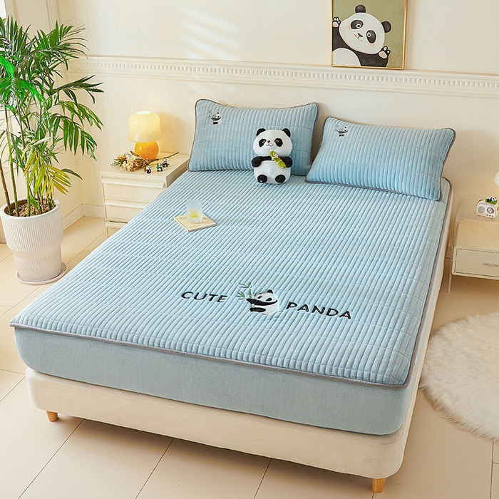 91家纺网 家纺一手货源 找家纺 摩妮卡 2025新款刺绣牛奶绒夹棉床笠床垫保护套三件套 熊猫-蓝