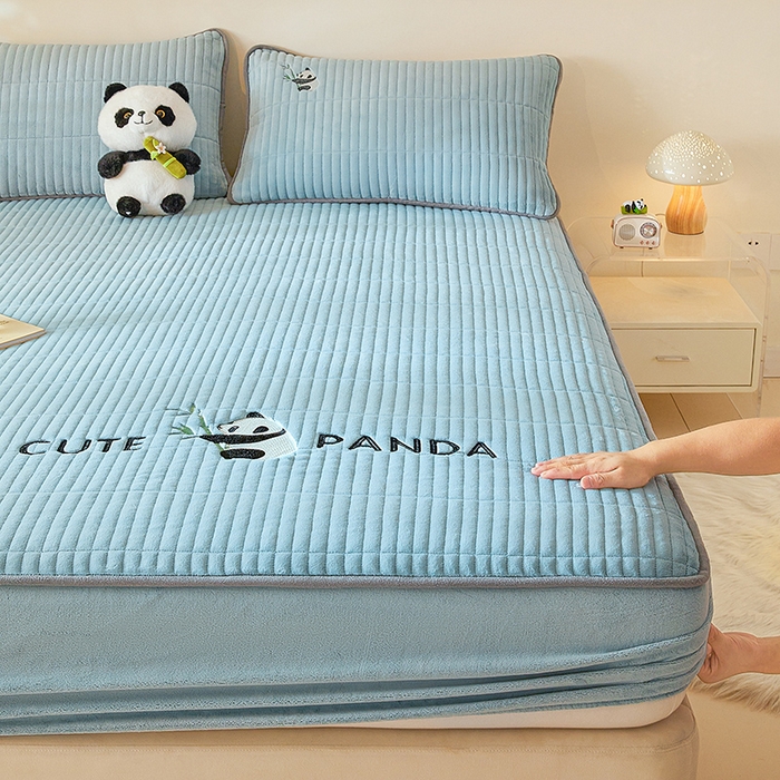 91家纺网 家纺一手货源 找家纺 摩妮卡 2025新款刺绣牛奶绒夹棉床笠床垫保护套三件套 熊猫-蓝