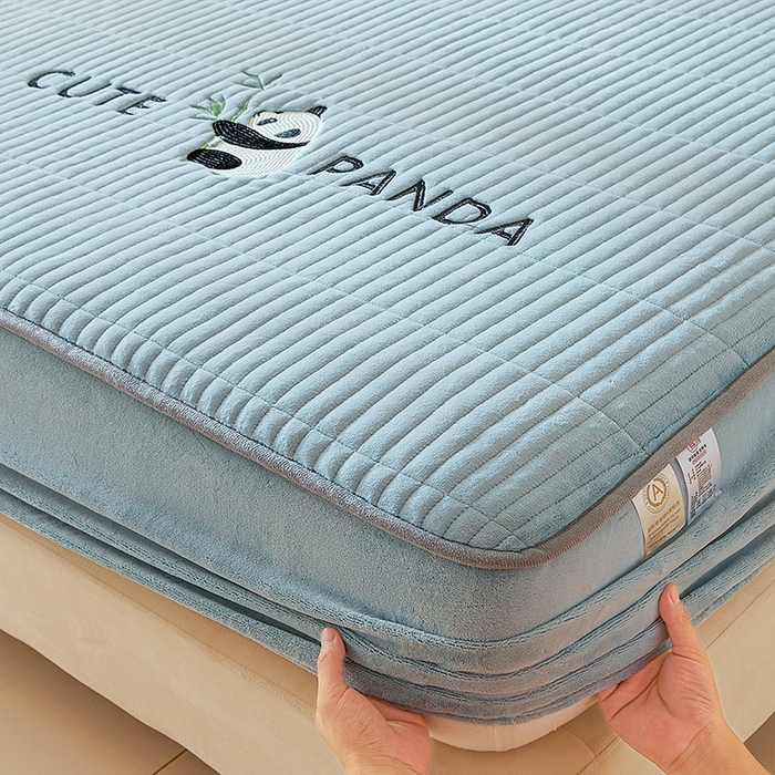 91家纺网 家纺一手货源 找家纺 摩妮卡 2025新款刺绣牛奶绒夹棉床笠床垫保护套三件套 熊猫-蓝