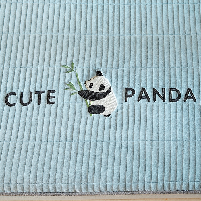 91家纺网 家纺一手货源 找家纺 摩妮卡 2025新款刺绣牛奶绒夹棉床笠床垫保护套三件套 熊猫-蓝