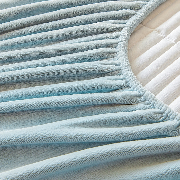 91家纺网 家纺一手货源 找家纺 摩妮卡 2025新款刺绣牛奶绒夹棉床笠床垫保护套三件套 熊猫-蓝