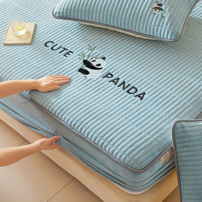 91家纺网 家纺一手货源 找家纺 摩妮卡 2025新款刺绣牛奶绒夹棉床笠床垫保护套三件套 熊猫-蓝