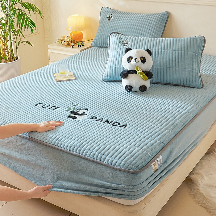 91家纺网 家纺一手货源 找家纺 摩妮卡 2025新款刺绣牛奶绒夹棉床笠床垫保护套三件套 熊猫-蓝