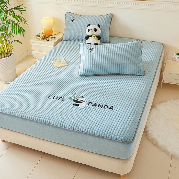 91家纺网 家纺一手货源 找家纺 摩妮卡 2025新款刺绣牛奶绒夹棉床笠床垫保护套三件套 熊猫-蓝