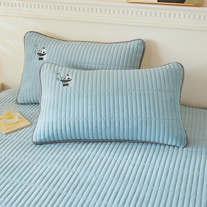 91家纺网 家纺一手货源 找家纺 摩妮卡 2025新款刺绣牛奶绒夹棉床笠床垫保护套三件套 熊猫-蓝