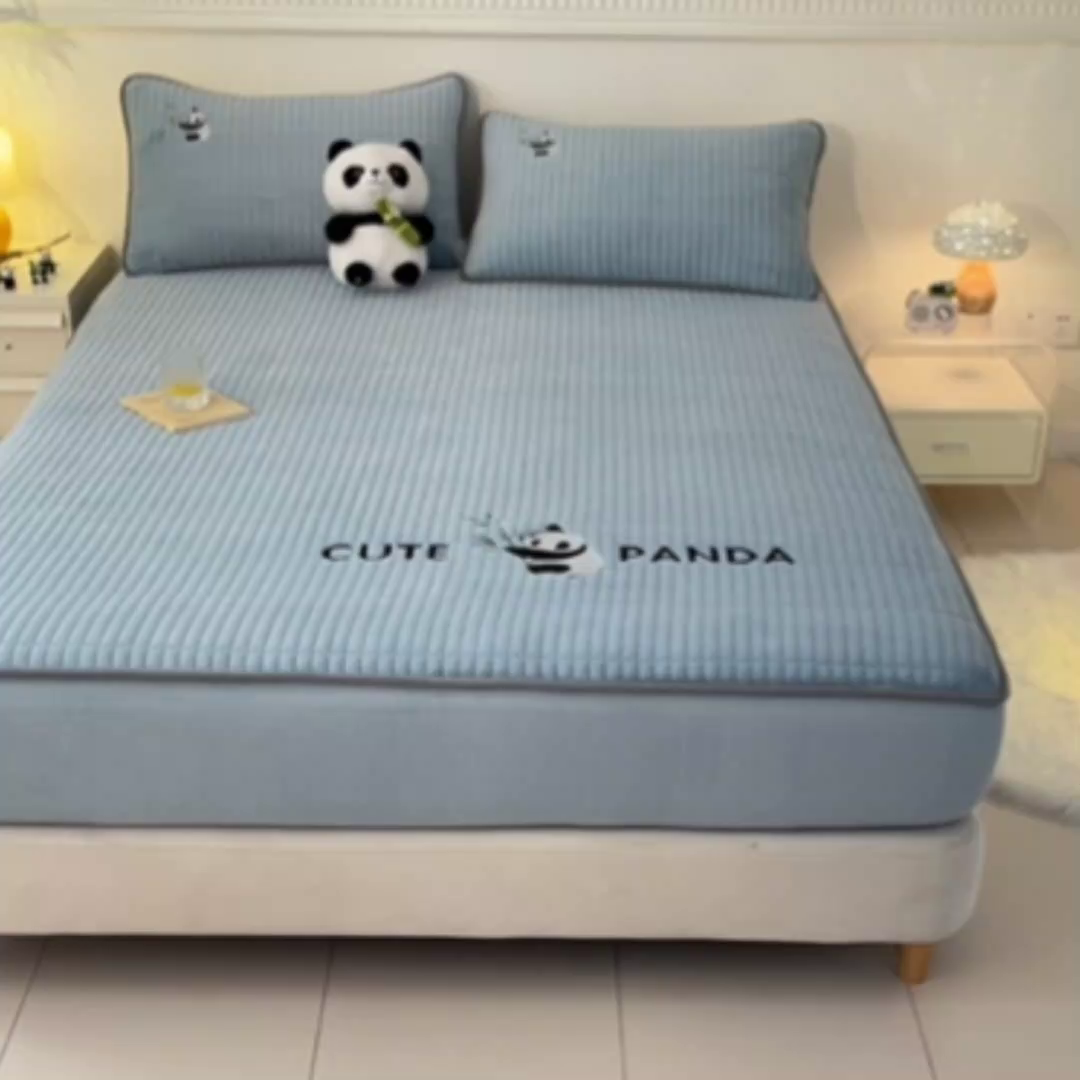 91家纺网 家纺一手货源 找家纺 摩妮卡 2025新款刺绣牛奶绒夹棉床笠床垫保护套三件套 熊猫-蓝