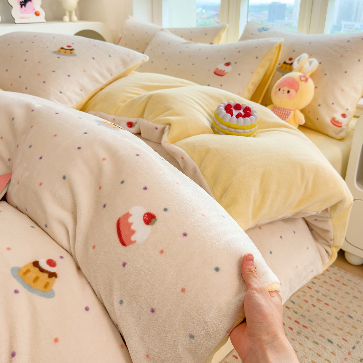 91家纺网 家纺一手货源 找家纺 （总）摩妮卡 摩妮卡 2025新款加厚款小清新牛奶绒印花四件套床单款床笠单被套