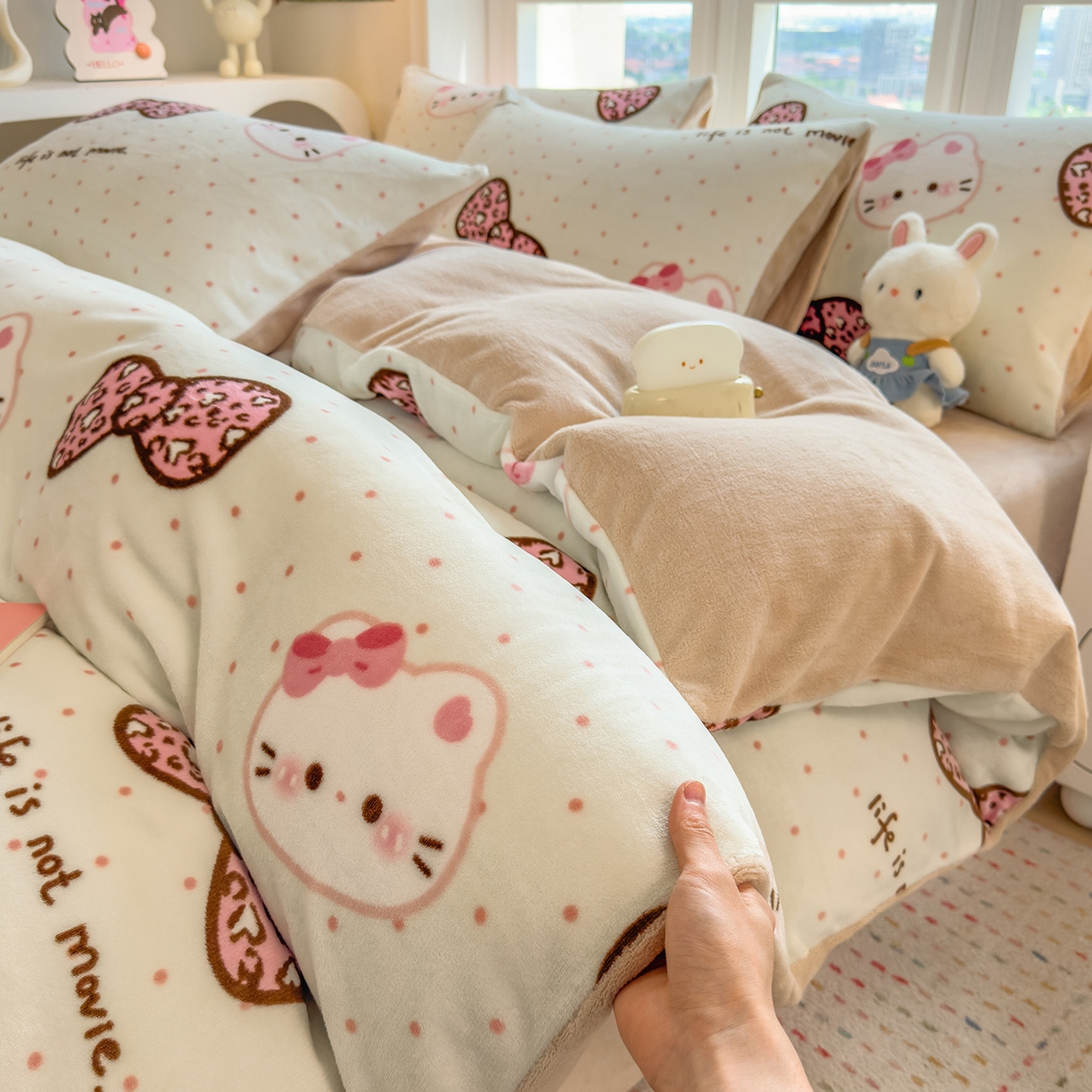 91家纺网 家纺一手货源 找家纺 （总）摩妮卡 摩妮卡 2025新款加厚款小清新牛奶绒印花四件套床单款床笠单被套