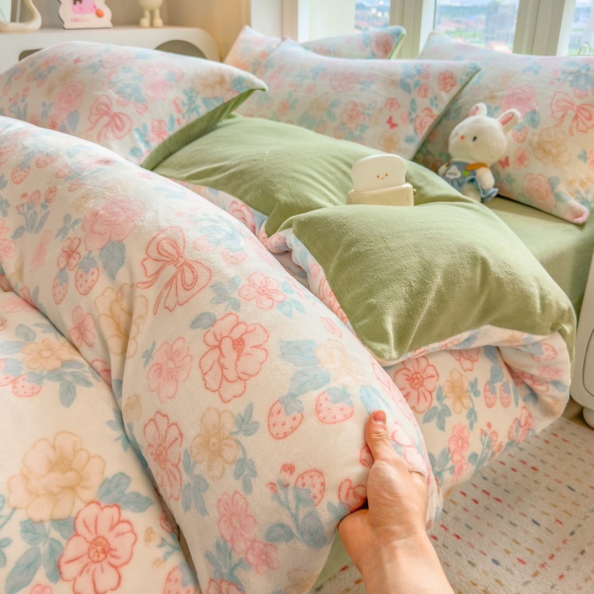 91家纺网 家纺一手货源 找家纺 （总）摩妮卡 摩妮卡 2025新款加厚款小清新牛奶绒印花四件套床单款床笠单被套