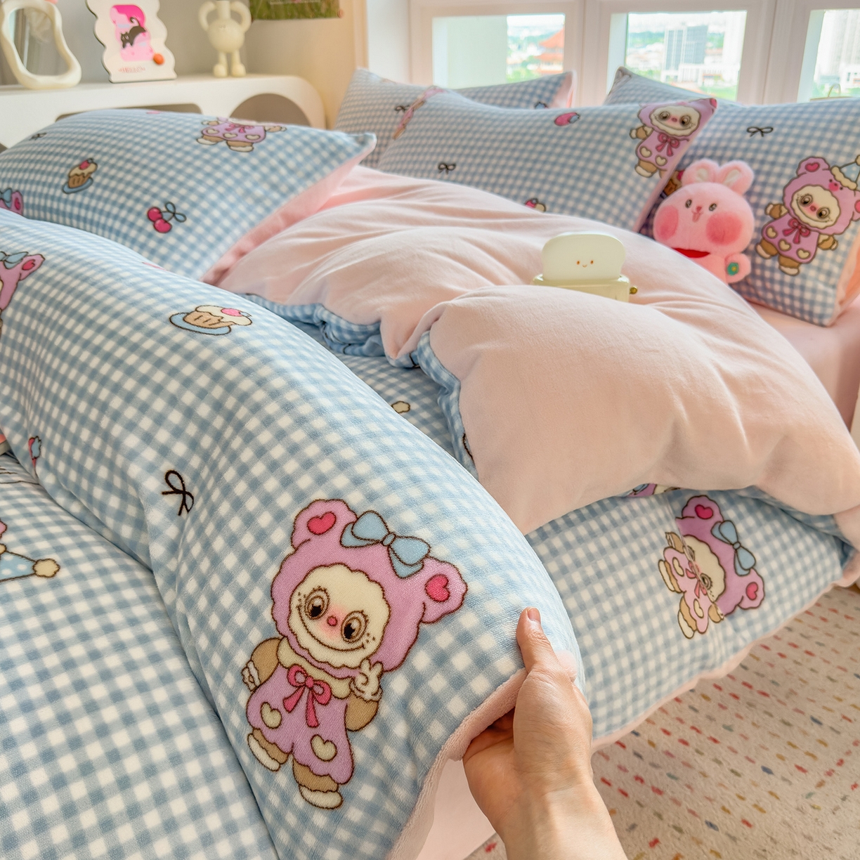 91家纺网 家纺一手货源 找家纺 （总）摩妮卡 摩妮卡 2025新款加厚款小清新牛奶绒印花四件套床单款床笠单被套