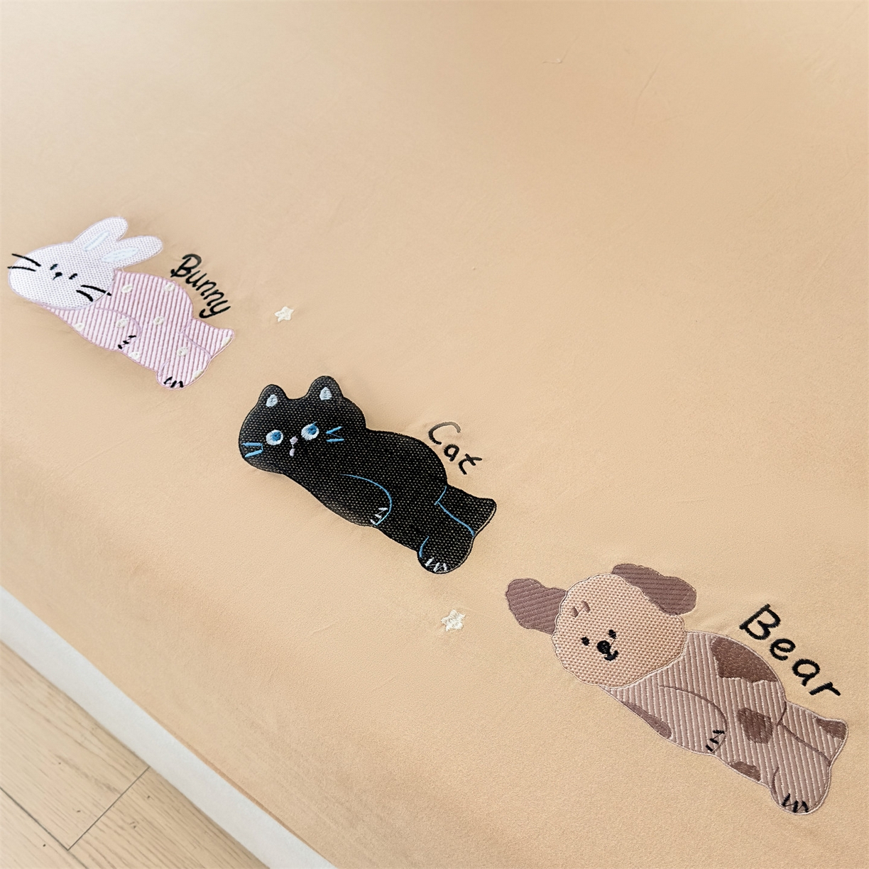 91家纺网 家纺一手货源 找家纺 笙意家纺 2025新款全棉纯棉磨毛刺绣单品床笠 床笠单件 萌宠-贝卡黄