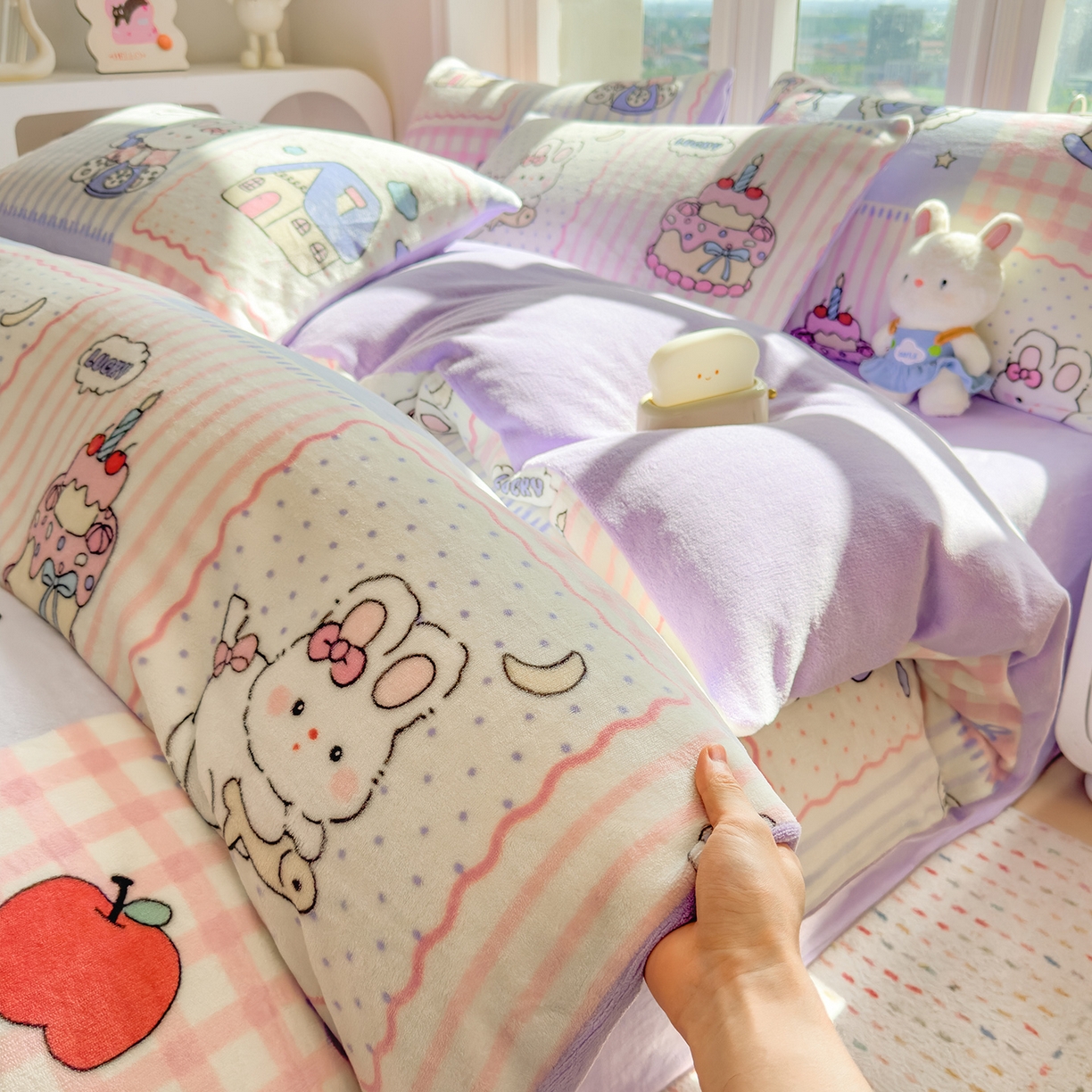 91家纺网 家纺一手货源 找家纺 （总）摩妮卡 摩妮卡 2025新款加厚款小清新牛奶绒印花四件套床单款床笠单被套