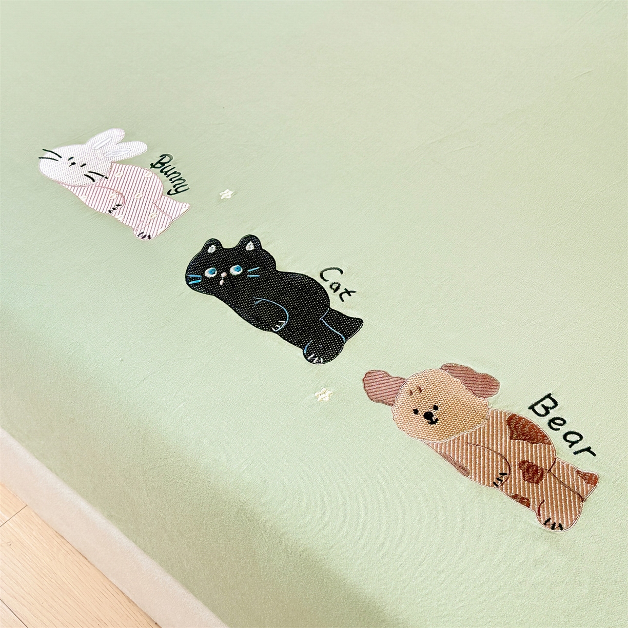 91家纺网 家纺一手货源 找家纺 笙意家纺 2025新款全棉纯棉磨毛刺绣单品床笠 床笠单件 萌宠-春野绿