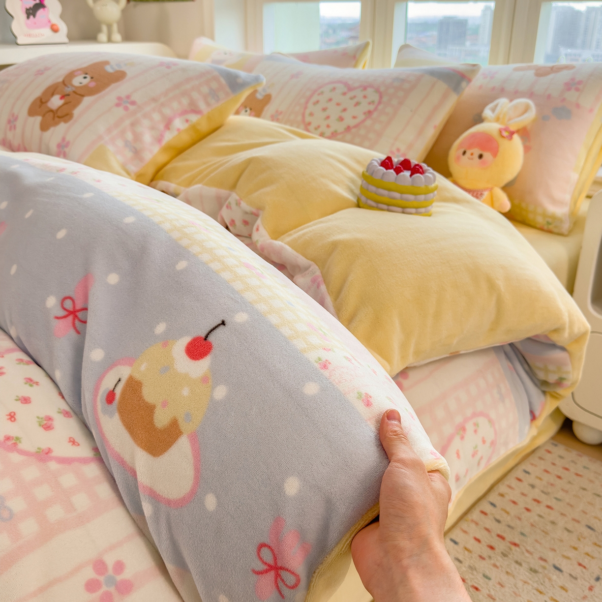 91家纺网 家纺一手货源 找家纺 （总）摩妮卡 摩妮卡 2025新款加厚款小清新牛奶绒印花四件套床单款床笠单被套