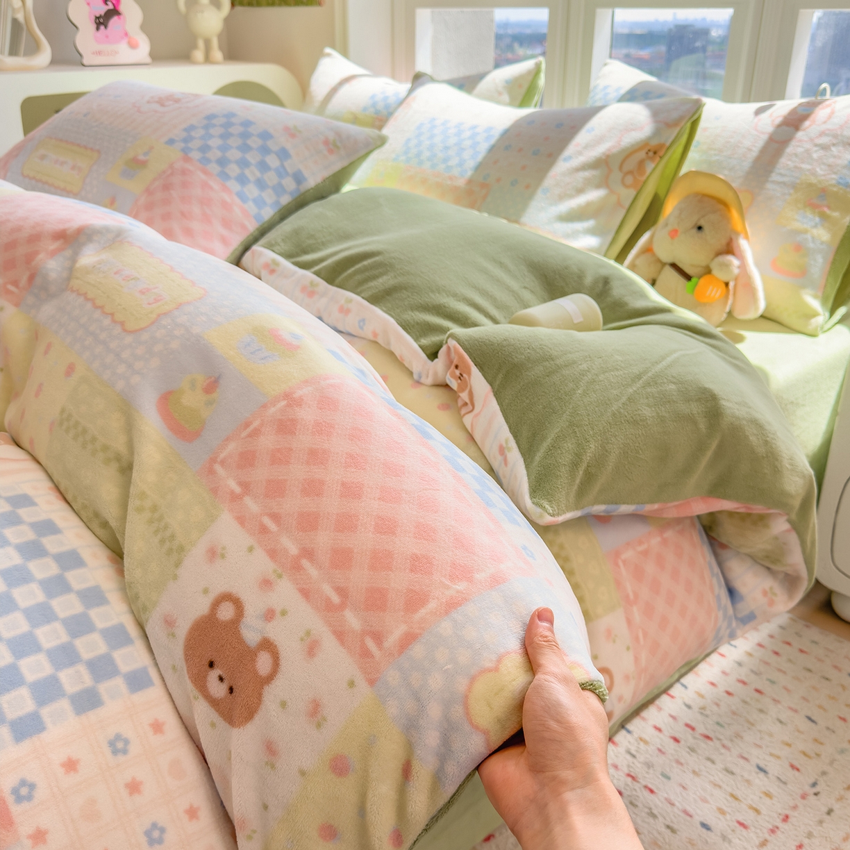 91家纺网 家纺一手货源 找家纺 （总）摩妮卡 摩妮卡 2025新款加厚款小清新牛奶绒印花四件套床单款床笠单被套