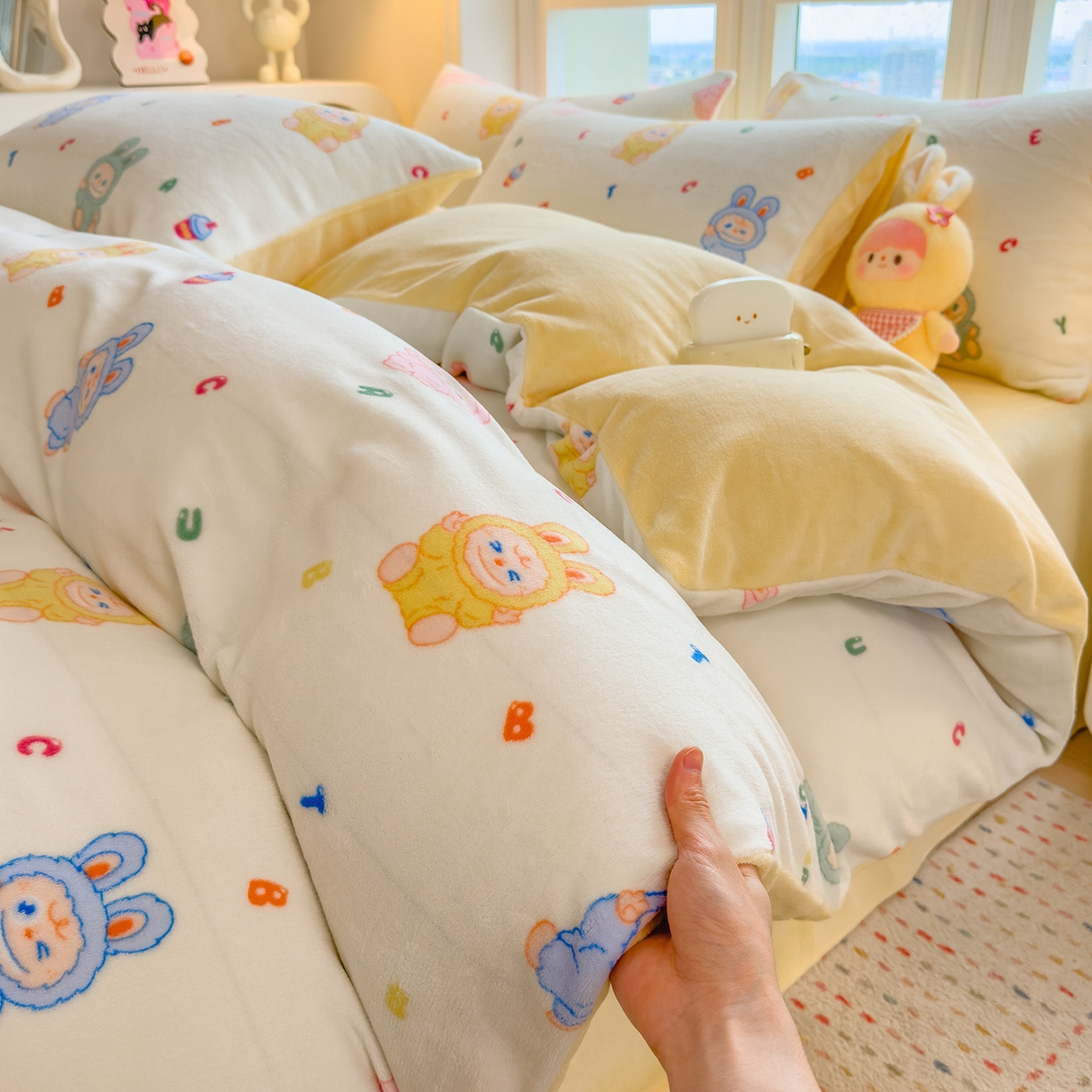 91家纺网 家纺一手货源 找家纺 （总）摩妮卡 摩妮卡 2025新款加厚款小清新牛奶绒印花四件套床单款床笠单被套