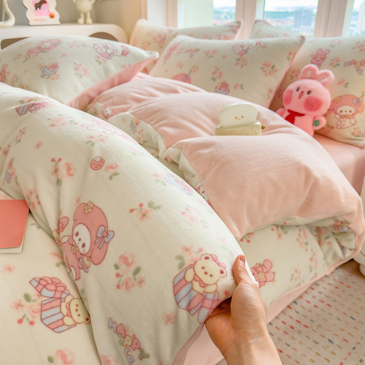 91家纺网 家纺一手货源 找家纺 （总）摩妮卡 摩妮卡 2025新款加厚款小清新牛奶绒印花四件套床单款床笠单被套